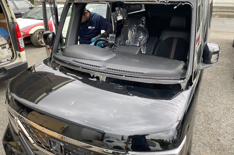 JF3 N-BOXフロントガラス交換！社外ガラス！藤沢出張作業！車両保険